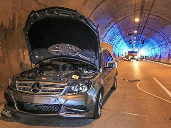 Die beiden Insassen dieses Mercedes' blieben bei dem Unfall unverletzt. Im anderen beteiligten Auto, einem BMW, wurden dagegen vier Personen leicht verletzt. Dieses Auto war bereits in unserer gestrigen Ausgabe abgebildet.  Foto: News5/ferdinand Merzbacher