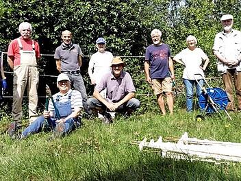 Manuela Pfuhl, Christian von Reitzenstein, Horst Eisenack, Gerhard Häfner, Elke Eisenack, Arnd Kocks, Peter Maier, Elke Mohanty, Werner Netter und Katharina Ettinger (v. l.) bereiteten die Beweidung vor. Foto: privat