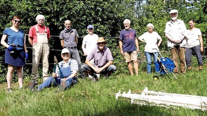 Manuela Pfuhl, Christian von Reitzenstein, Horst Eisenack, Gerhard Häfner, Elke Eisenack, Arnd Kocks, Peter Maier, Elke Mohanty, Werner Netter und Katharina Ettinger (v. l.) bereiteten die Beweidung vor. Foto: privat