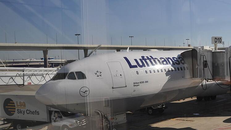 In dieser Maschine der Lufthansa Flug LH 438 half Andrea Friedrich aus Bad Königshofen einem kranken Fluggast. Jetzt hat sich die Lufthansa in einem persönlichen Schreiben bei der Rettungsassistentin bedankt. Foto: Friedrich