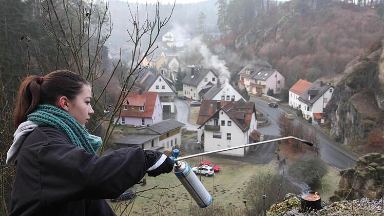 Frieda Wölfel bei den Vorbereitungen