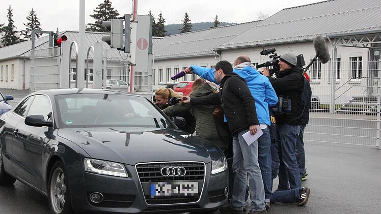 Überregionale Fernsehteams versuchen die Stimmung bei den Mitarbeitern einzufangen. Foto: Thomas Heuchling