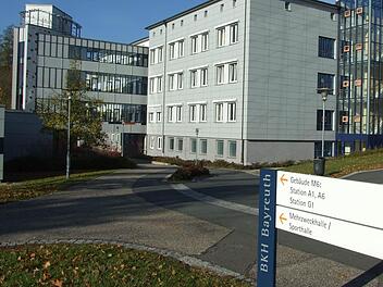 Bekannt geworden ist die Forensische Psychiatrie in Bayreuth durch den Fall Gustl Mollath. Am heutigen Mittwoch eröffnet die Klinik Einblicke für Besucher bei einem Tag der offenen Tür.  Foto: Roland Schmidt