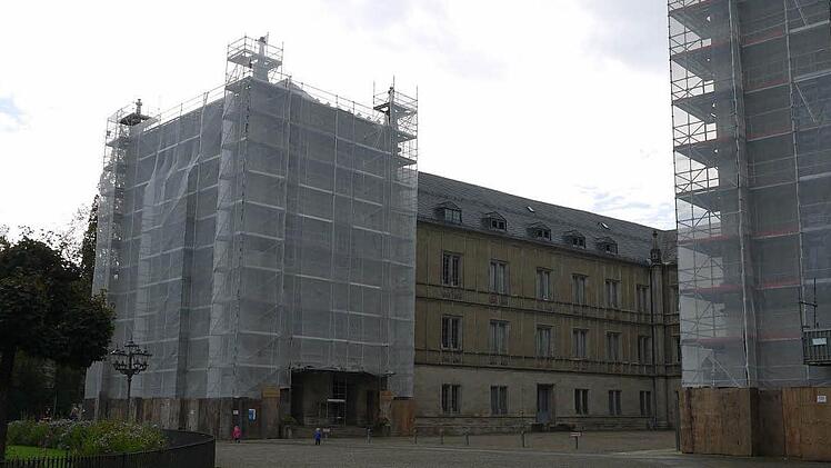 Die Reinigung und Ausbesserung der Schäden im Sandstein der Ehrenburg wird voraussichtlich bis Mitte 2015 dauern. Foto: Ulrike Nauer