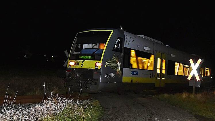 Mit dem Bau von Bahnbegleitwegen soll dieser Bahnübergang hinter der Firma "RW Agrar" weichen, der Weg wird hauptsächlich von Landwirten als Abkürzung genutzt. Foto: Gabi Arnold