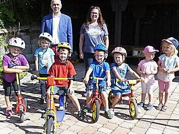 Bürgermeister Franz Uome und KiTa-Leiterin Michaela Stark mit den Kindern (von links) Jana Schneider, Emilia Weiß, Ben Wächter, Jakob Mähringer, Leni Müller, Marie Meisel, Marie Hoben Foto: Klaus-Peter Wulf