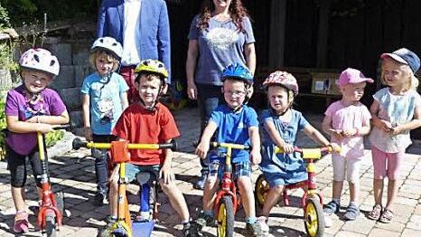 Bürgermeister Franz Uome und KiTa-Leiterin Michaela Stark mit den Kindern (von links) Jana Schneider, Emilia Weiß, Ben Wächter, Jakob Mähringer, Leni Müller, Marie Meisel, Marie Hoben Foto: Klaus-Peter Wulf
