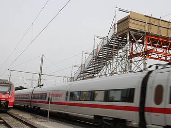 Damit der ICE künftig noch zügiger an Forchheim vorbeifahren kann, werden derzeit mehrere Brücken in der Stadt gebaut und erneuert. Auch die Fußgängerbrücke am Bahnhof (Bild) soll nach wochenlangem Warten am Freitag eröffnet werden. Foto: Ekkehard Roepert