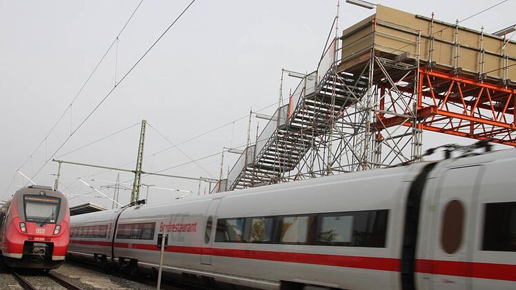 Damit der ICE künftig noch zügiger an Forchheim vorbeifahren kann, werden derzeit mehrere Brücken in der Stadt gebaut und erneuert. Auch die Fußgängerbrücke am Bahnhof (Bild) soll nach wochenlangem Warten am Freitag eröffnet werden. Foto: Ekkehard Roepert