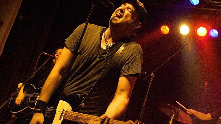 Die Gruppe "Bosstime" bringt am 12. November die Hits von "Bruce Springsteen" auf die Bühne der Altenkunstadter Kleinkunstkneipe "Nepomuk". Unser Bild zeigt Sänger und Gitarrist Thomas Heinen sowie Gitarristin Vera Anna Heinen und Schlagzeuger Manuel Loos.  Foto: Stephan Stöckel