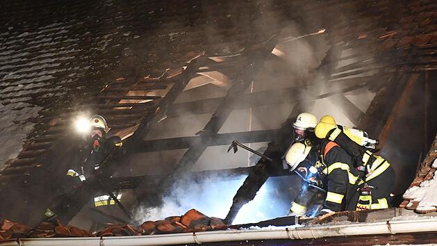 Dramatische Szene: Feuerwehrleute mit Atemschutzger&auml;ten auf dem brennenden Dach   Fotos: Ronald Rinklef