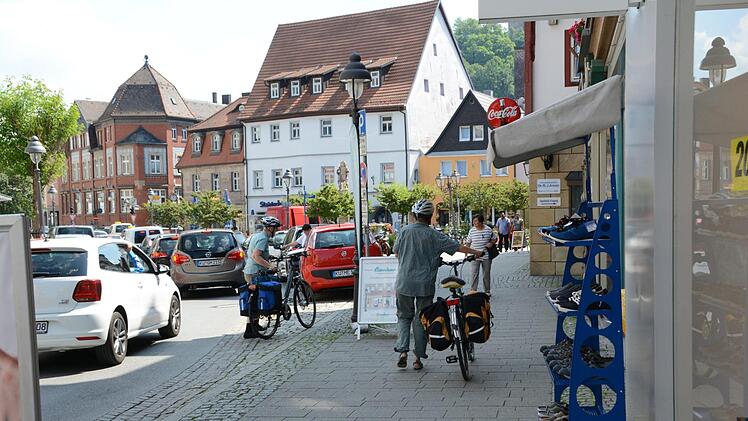 Wohin? Wie kommen wir wieder raus aus der Stadt? Radtouristen stehen in Kulmbach oft ratlos da, da die Radwege viele Lücken aufweisen, die Wege nicht eindeutig beschildert sind. Foto: Dagmar Besand