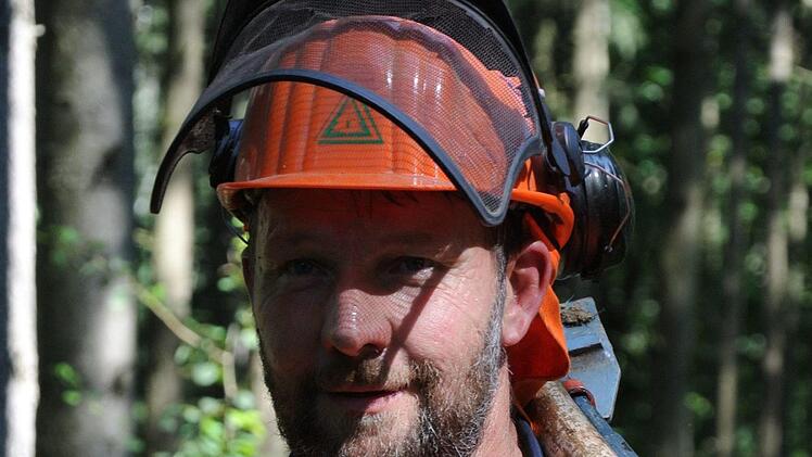 Waldarbeiter Alfred Räth muss die schwere Arbeit im Schutzanzug leisten. Da ist man nach Sekunden schweißüberströmt. Den ganzen Tag die Motorsäge schwingen, die vollgetankt rund fünf Kilo wiegt, das geht an die Substanz.