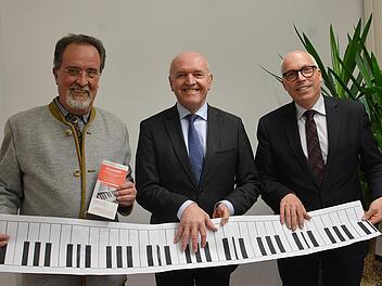 Zum elften Mal startet in diesem Jahr der musikalische Förderwettbewerb in Rhön-Grabfeld. Veranstalter ist die Musikschule des Landkreises Rhön-Grabfeld mit Unterstützung der Stiftung der Sparkasse Bad Neustadt. Schirmherr Landrat Thomas Habermann stellte gemeinsam mit Sparkassendirektor Georg Straub und dem Leiter der Kreismusikschule, Ulrich Wehner den Wettbewerb vor. Foto: Hanns Friedrich