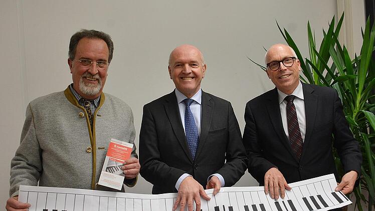 Zum elften Mal startet in diesem Jahr der musikalische Förderwettbewerb in Rhön-Grabfeld. Veranstalter ist die Musikschule des Landkreises Rhön-Grabfeld mit Unterstützung der Stiftung der Sparkasse Bad Neustadt. Schirmherr Landrat Thomas Habermann stellte gemeinsam mit Sparkassendirektor Georg Straub und dem Leiter der Kreismusikschule, Ulrich Wehner den Wettbewerb vor. Foto: Hanns Friedrich