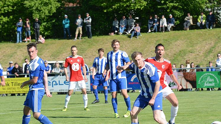 Szene aus dem Totopokalspiel des SV Aura (in blau) gegen den FC 06 Bad Kissingen (0:3).ssp