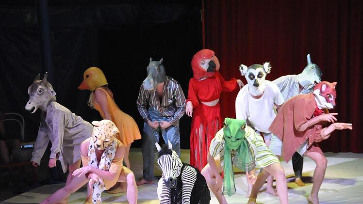 Zoophobia verbindet elegante und kraftvolle Artistik mit absurden Bildern und komischen Choreografien. Peter Klopf