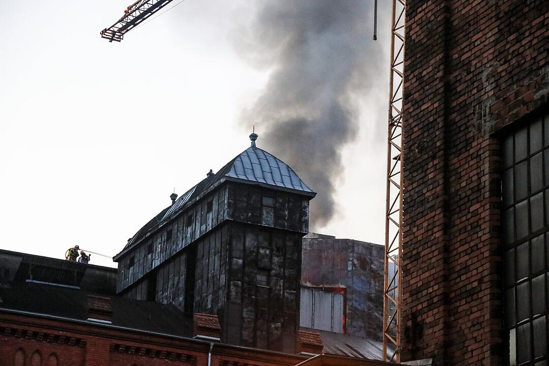 Malzfabrik Weyermann in Bamberg in Flammen: Einsatzkräfte kämpfen stundenlang gegen das Feuer