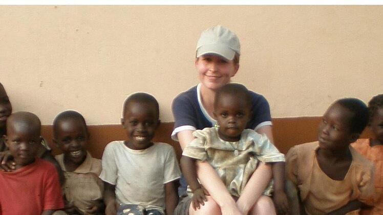 Michaela Schraudt mit Kindern in Kakoro, wo die Fränkin zeitweise wohnte. Diana Fuchs