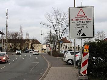 Weil die Straße der Theodor-Heuss-Allee in Forchheim erneuert wird, wird ab nächster Woche (18. März 2019) die Fahrbahn in Richtung Nürnberg jeweils von  abends 20 Uhr bis morgens  6 Uhr für den Verkehr vollständig gesperrt. Foto: Franziska Rieger