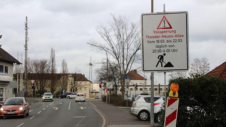 Weil die Straße der Theodor-Heuss-Allee in Forchheim erneuert wird, wird ab nächster Woche (18. März 2019) die Fahrbahn in Richtung Nürnberg jeweils von  abends 20 Uhr bis morgens  6 Uhr für den Verkehr vollständig gesperrt. Foto: Franziska Rieger