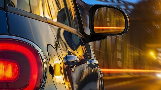 Nach mutma&szlig;lichem Stra&szlig;enrennen auf der A3: Sportwagen schl&auml;gt mehrfach gegen Leitplanke - Vorderrad abgerissen