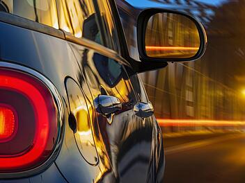 Nach mutma&szlig;lichem Stra&szlig;enrennen auf der A3: Sportwagen schl&auml;gt mehrfach gegen Leitplanke - Vorderrad abgerissen