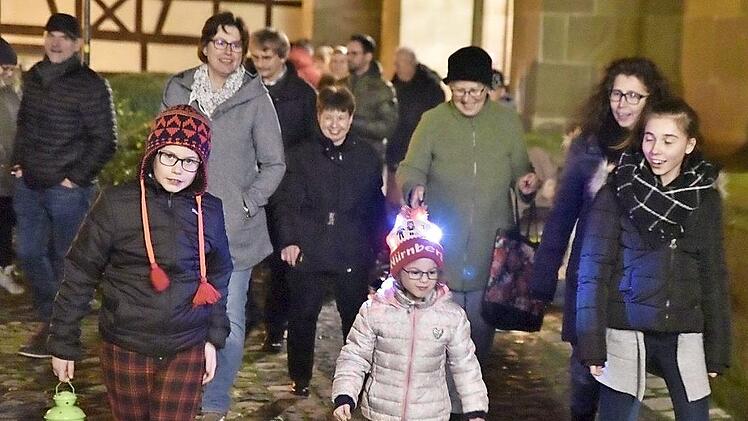 Die zwei Mädchen trugen das Friedenslicht in Königsberg nach Hause.