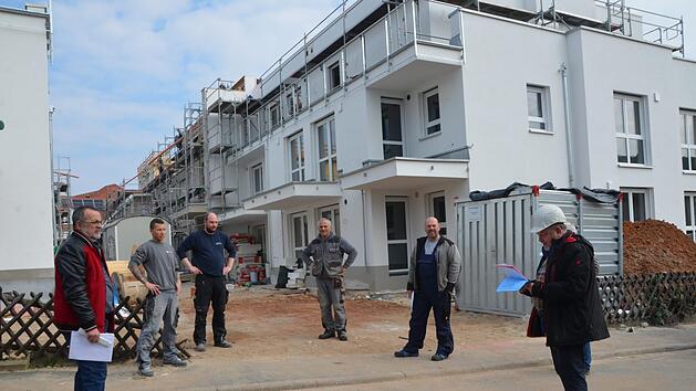 Sicherheitsabstand in Corona-Zeiten: Architekt Helmut Popp (rechts) bei der Einweisung von Firmenvertretern Fotos: Bernhard Panzer