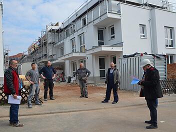 Sicherheitsabstand in Corona-Zeiten: Architekt Helmut Popp (rechts) bei der Einweisung von Firmenvertretern Fotos: Bernhard Panzer