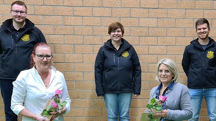 Die Vorsitzenden verabschiedeten Klaudia Fischer und Birgit Armbruster (vorne, von rechts). Foto: Rebecca Paulik