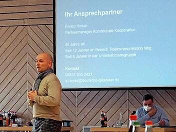 Enrico Hesse, Projektmanager für Kommunen bei der Firma Deutsche Glasfaser GmbH, stellte dem Gemeinderat den "eigenwirtschaftlichen Glasfaserausbau" für Weisendorf vor.