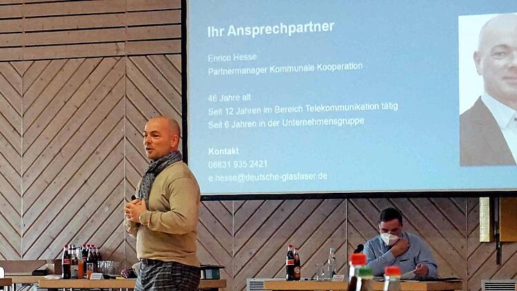 Enrico Hesse, Projektmanager für Kommunen bei der Firma Deutsche Glasfaser GmbH, stellte dem Gemeinderat den "eigenwirtschaftlichen Glasfaserausbau" für Weisendorf vor.