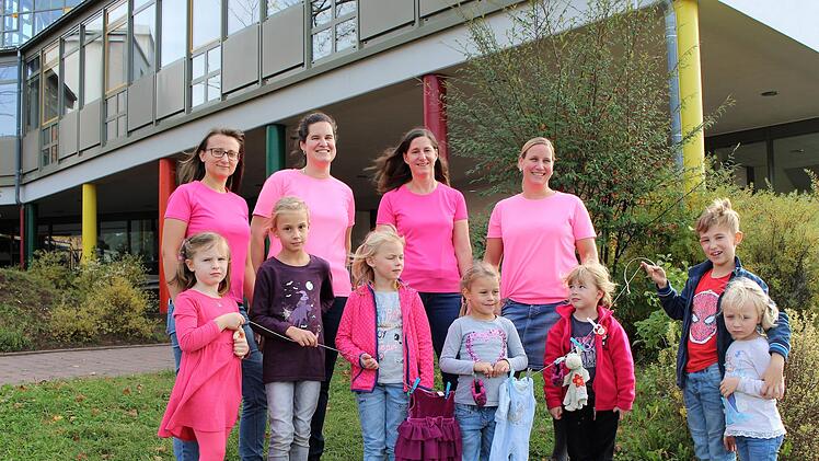 Alexandra Schlothauer (v.l.), Barbara Schubert, Michaela Queck und Britta Slowik organisierten den Kinderkleiderbasar in Bad Brückenau. Foto: Julia Raab/Archiv