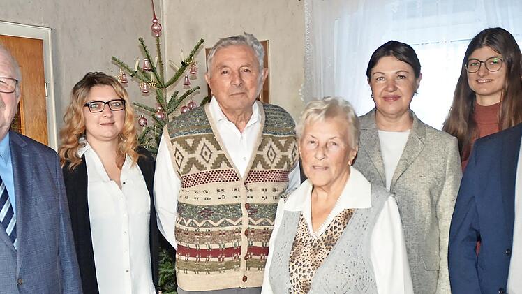 Gratulierten zur eisernen Hochzeit des Ehepaars Gerlinde und Armin Herbst (4. und 3. v.l.) in Kestel (v.l.): Landratsstellvertreter Bernd Steger, Enkelin Yvonne Herbst, B&uuml;rgermeisterin Angela Hofmann, Enkelin Tamara Herbst sowie Nachbar und Stadtr...