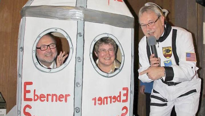 Zum Abschuss bereit: Bürgermeister Robert Herrmann und seine "Copilotin" Gabriele Rögner nahmen in der Raumkapsel des Kulturrings Platz. Eberhard Wohl (rechts) schickte die Kommunalpolitiker  auf eine ungewisse Umlaufbahn.  ale Fotos: Eckehard Kiesewetter