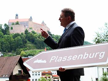 Oberbürgermeister Henry Schramm präsentiert die neuen Wegweiser, die Besucher bald sicher zur Plassenburg führen sollen. Foto: Jochen Nützel