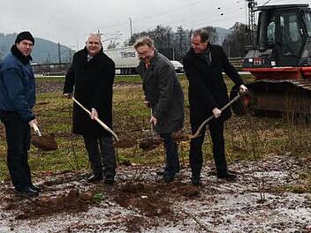 Der erste Spatenstich ist durchgeführt, die erste Baumaschine steht zum Einsatz bereit, der Rewe-Markt in Pressig-Rothenkirchen kann kommen. Das Bild zeigt (von links): Andreas Schorn (Markt Pressig, Leiter Bauwesen), Stefan Wiesnet (Firma Ratisbona), Bürgermeister Hans Pietz und Jens Struck (geschäftsführender Gesellschafter Trio-Bau). Foto: Karl-Heinz Hofmann
