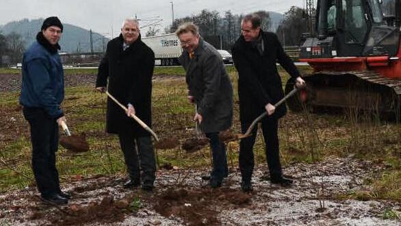 Der erste Spatenstich ist durchgeführt, die erste Baumaschine steht zum Einsatz bereit, der Rewe-Markt in Pressig-Rothenkirchen kann kommen. Das Bild zeigt (von links): Andreas Schorn (Markt Pressig, Leiter Bauwesen), Stefan Wiesnet (Firma Ratisbona), Bürgermeister Hans Pietz und Jens Struck (geschäftsführender Gesellschafter Trio-Bau). Foto: Karl-Heinz Hofmann