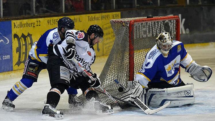Alligators-Stürmer Martin Vojcak (weißes Trikot) versucht es aus spitzem Winkel, aber Löwen-Goalie Patrick Vetter pariert. Fotos: Picturedreams