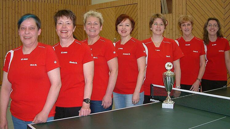 Souveräner Meister der 2. Bezirksliga Ost und damit Aufsteiger in die Oberfrankenliga wurden die Damen des TSV Teuschnitz mit (von links) Nora Neumann, Gisela Hable, Elke Jakob, Susanne Richter, Tina Köhler, Anita Beetz und Jessica Kürschner. Foto: Hans Franz