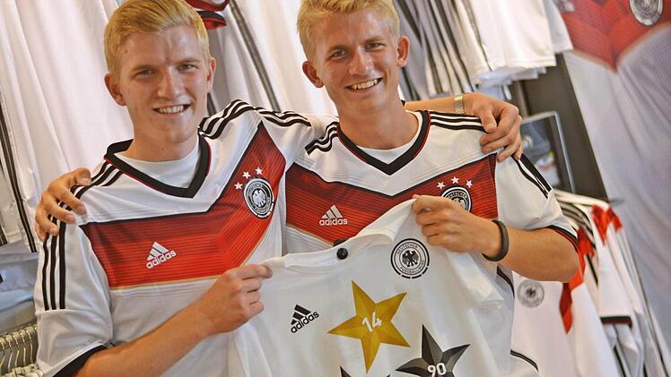 Alexander und Magnus jubeln über den vierten Stern - leider noch ohne das aktualisierte Adidas-Trikot. Foto: Pelke