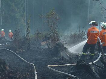 Die Feuerwehr musste lange Schlauchleitungen legen. Fotos: Stefan Wicklein