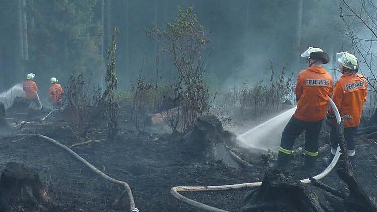 Die Feuerwehr musste lange Schlauchleitungen legen. Fotos: Stefan Wicklein
