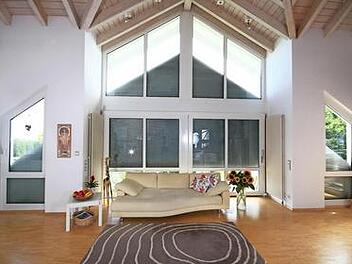 Behaglich: Wie schade wäre es, diesen wohnlich eingerichteten Wintergarten in der kalten Jahreszeit nicht nutzen zu können. Vollprofil-Rollläden halten die Wärme im Raum.