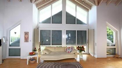 Behaglich: Wie schade wäre es, diesen wohnlich eingerichteten Wintergarten in der kalten Jahreszeit nicht nutzen zu können. Vollprofil-Rollläden halten die Wärme im Raum.