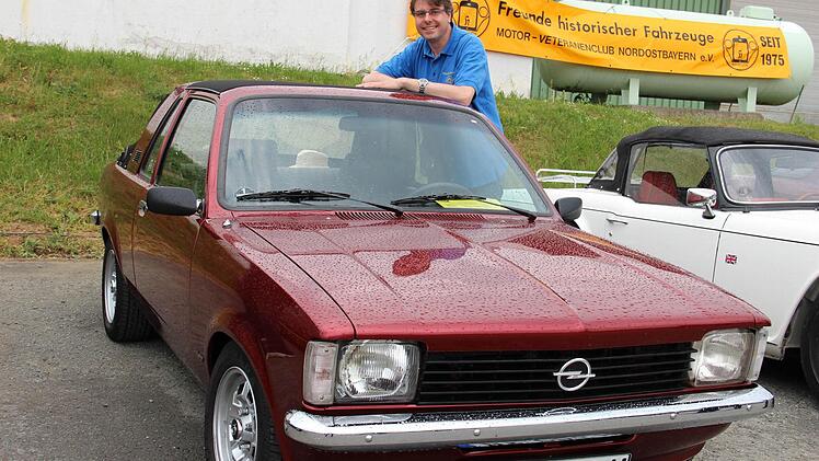 Stolz auf seinen Opel Kadett C-Aero und seit jahrzehnten verbunden: Claus-Dieter Vogel