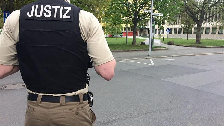 Auch die Sicherheitskräfte der Justiz halfen beim Absperren des Geländes mit. Foto: Oliver Schmidt