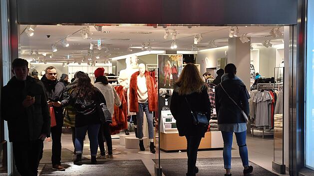 Die H&auml;ndler in Bamberg zeigen sich mit dem Vorweihnachtsgesch&auml;ft bisher zufrieden (hier ein Bild von der Langen Einkaufsnacht am 2. Dezember).   Das Problem der gestiegenen  Diebst&auml;hle   besch&auml;ftigt die Gesch&auml;ftsinhaber aber zunehmend.Ronald Rinklef