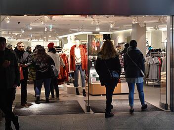 Die Händler in Bamberg zeigen sich mit dem Vorweihnachtsgeschäft bisher zufrieden (hier ein Bild von der Langen Einkaufsnacht am 2. Dezember).   Das Problem der gestiegenen  Diebstähle   beschäftigt die Geschäftsinhaber aber zunehmend.Ronald Rinklef